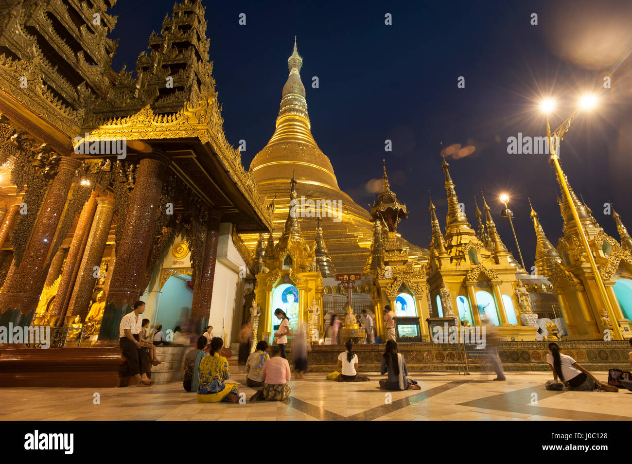 I devoti venuti a pregare presso Shwedagon pagoda Yangon (Rangoon), Myanmar (Birmania), Asia Foto Stock
