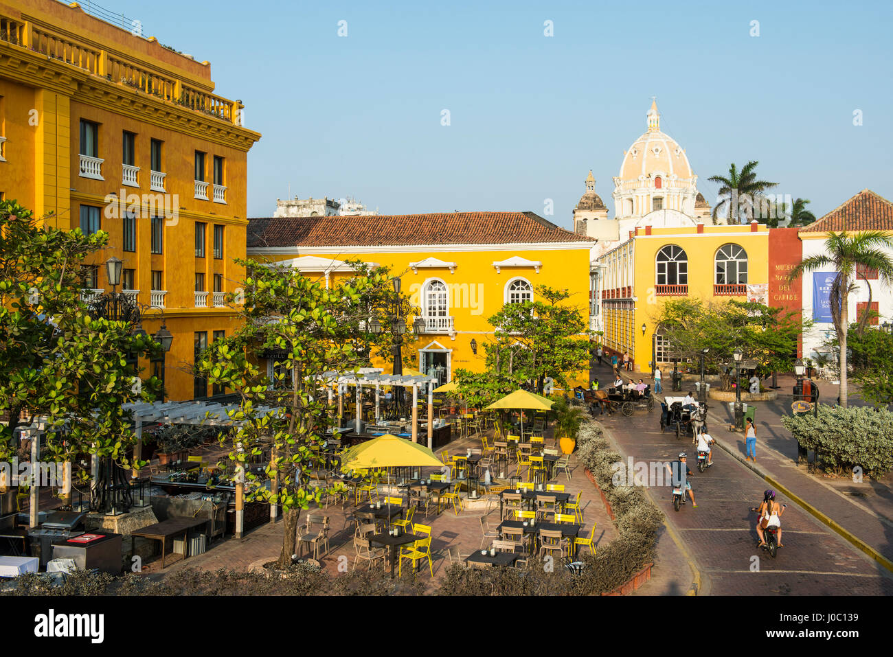 Architettura coloniale su Plaza Santa Teresa nel Patrimonio Mondiale dell Unesco area, Cartagena, Colombia Foto Stock