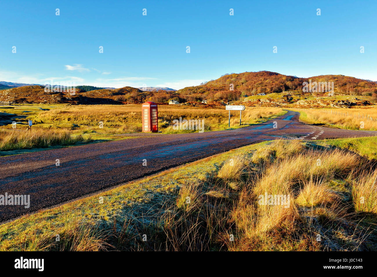 Vista in autunno di un telefono rosso nella casella a lato di una strada tranquilla, a Ardnamurchan mori delle Highlands scozzesi, Scotland, Regno Unito Foto Stock