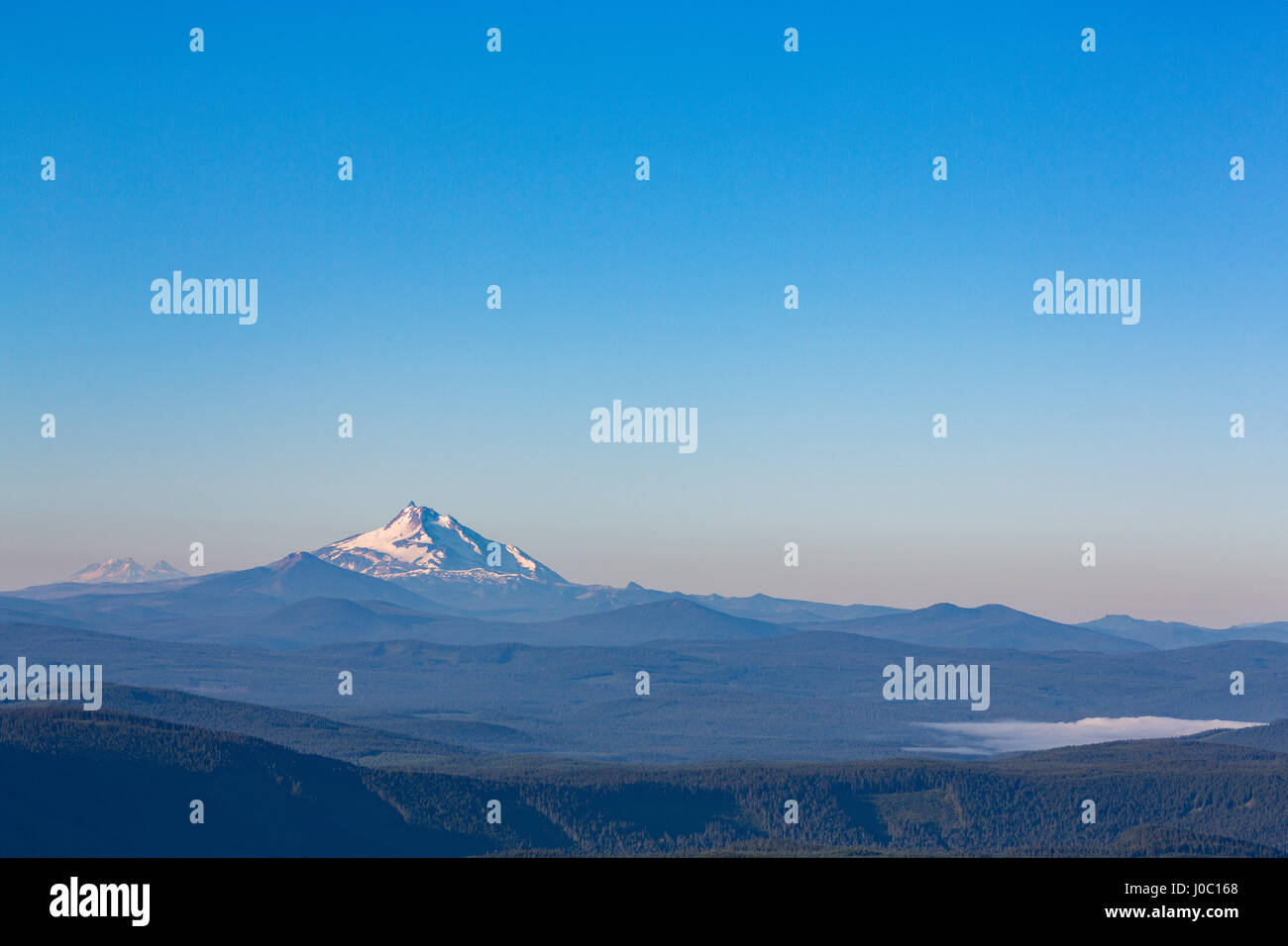 Montare Jefferson e foschia sopra Trillium Lago, parte della gamma a cascata, Pacific Northwest regione, Oregon, Stati Uniti d'America Foto Stock