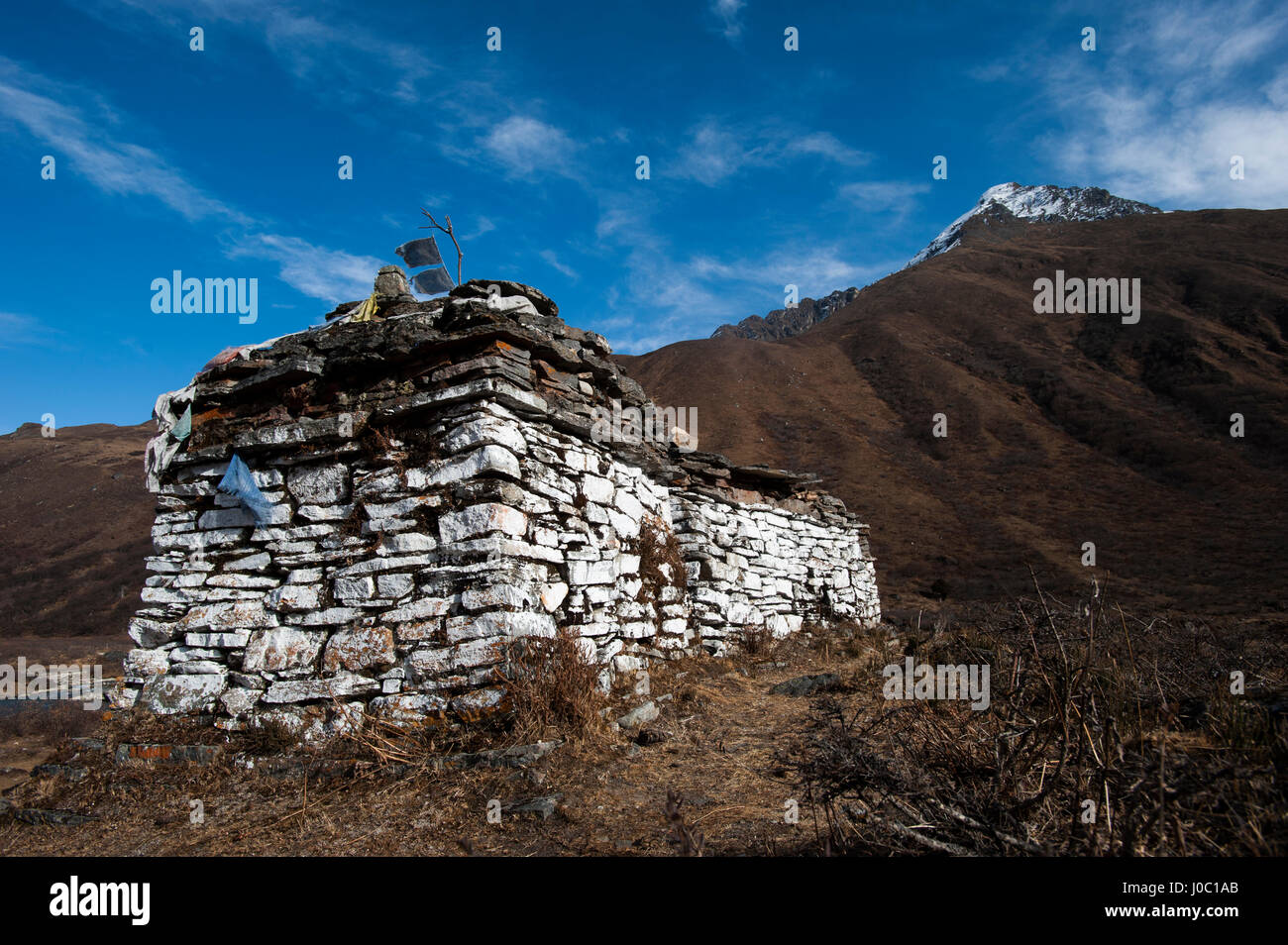 Un antico chorten lungo la Laya-Gasa percorso trekking vicino a Jangothang, Bhutan, Himalaya, Asia Foto Stock