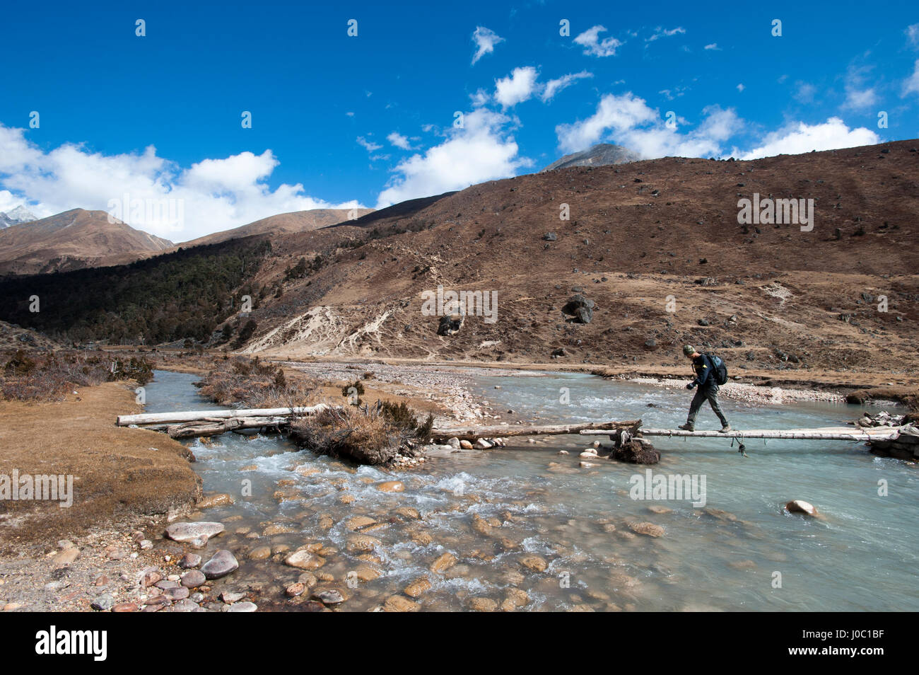 Trekking attraverso un ponte tra Shomuthang e Robluthang sul Laya-Gasa percorso di trekking, Gasa distretto, Bhutan, Asia Foto Stock