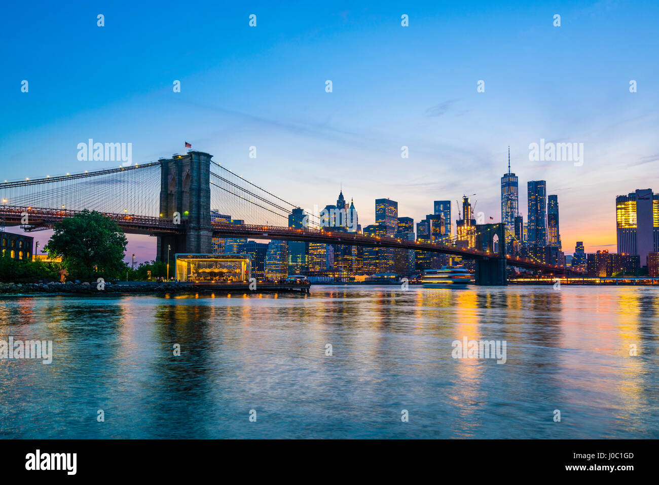 Ponte di Brooklyn e la skyline di Manhattan al tramonto, visto dall'East River, New York City, Stati Uniti d'America Foto Stock