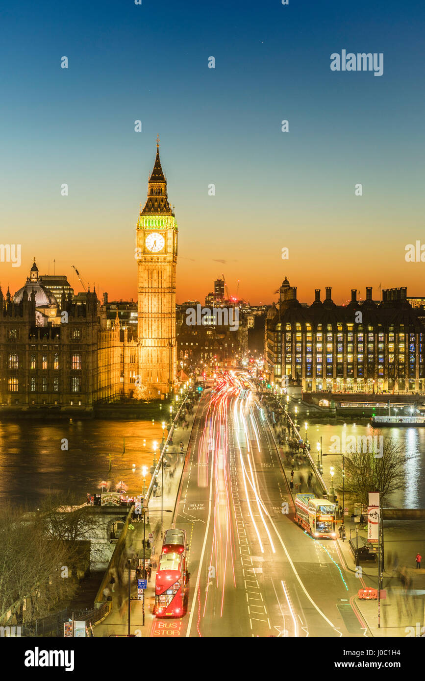 Angolo di Alta Vista del Big Ben e il Palazzo di Westminster e Westminster Bridge al tramonto, London, England, Regno Unito Foto Stock