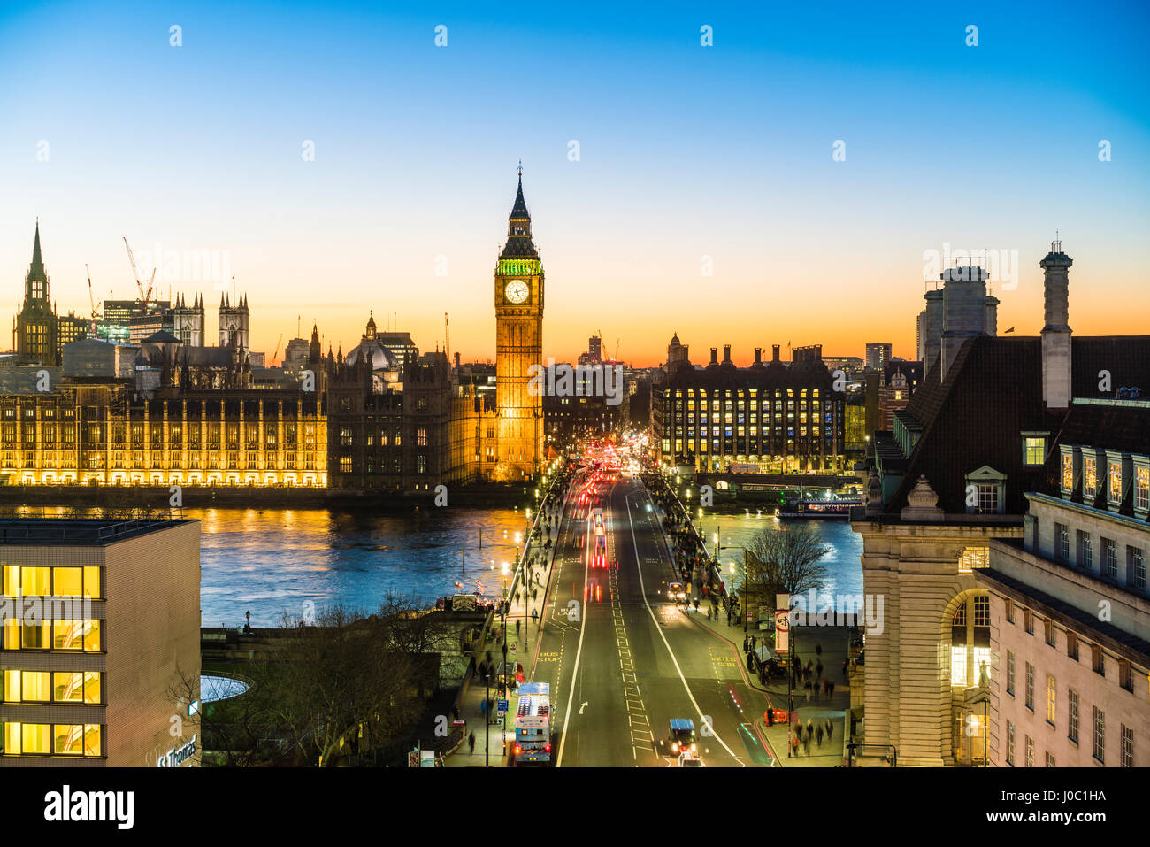 Angolo di Alta Vista del Big Ben e il Palazzo di Westminster e Westminster Bridge al tramonto, London, England, Regno Unito Foto Stock