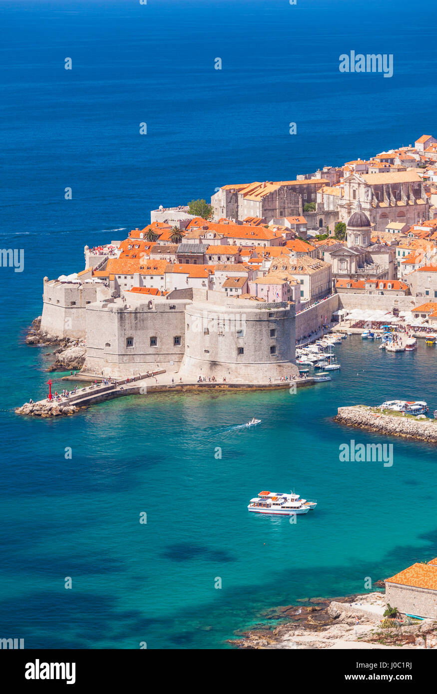 Vista aerea del porto vecchio e il paese vecchio di Dubrovnik, Sito Patrimonio Mondiale dell'UNESCO, Dubrovnik, Dalmazia, Croazia Foto Stock