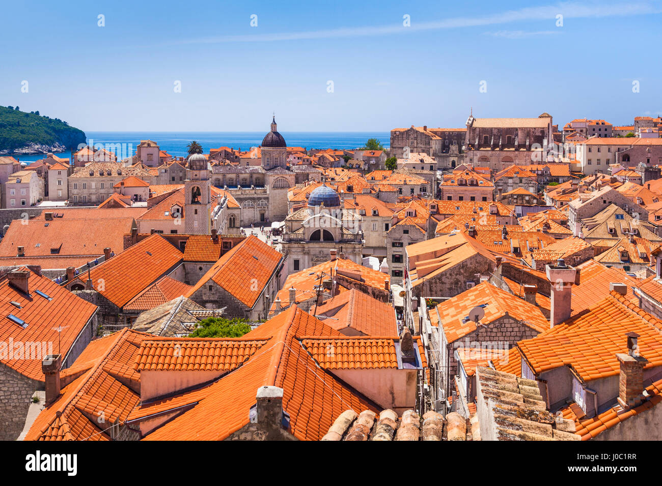 Piastrelle di terracotta con vista sui tetti del paese vecchio di Dubrovnik, Sito Patrimonio Mondiale dell'UNESCO, Dubrovnik, Dalmazia, Croazia Foto Stock