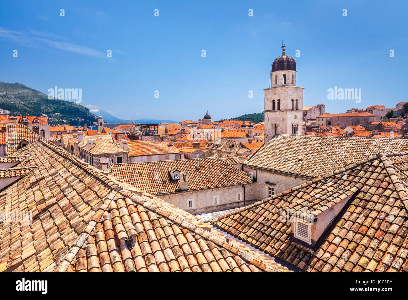 Vista sul tetto della chiesa francescana, il campanile e il monastero, Dubrovnik Città Vecchia, sito Patrimonio Mondiale dell'UNESCO, Dubrovnik, Croazia Foto Stock