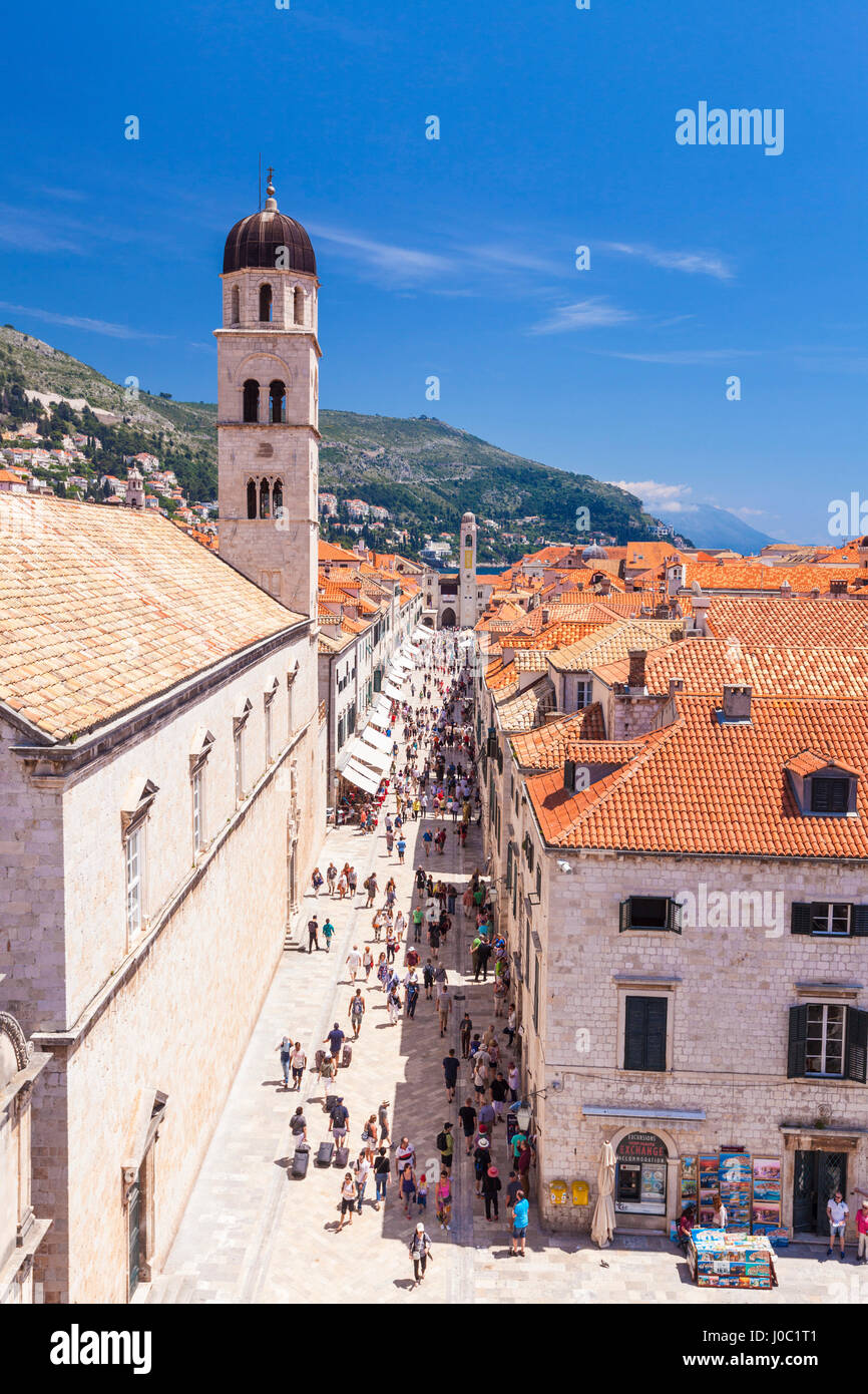 Vista sul tetto della strada principale Plaça, Stradun, Dubrovnik Città Vecchia, sito Patrimonio Mondiale dell'UNESCO, Dubrovnik, Dalmazia, Croazia Foto Stock