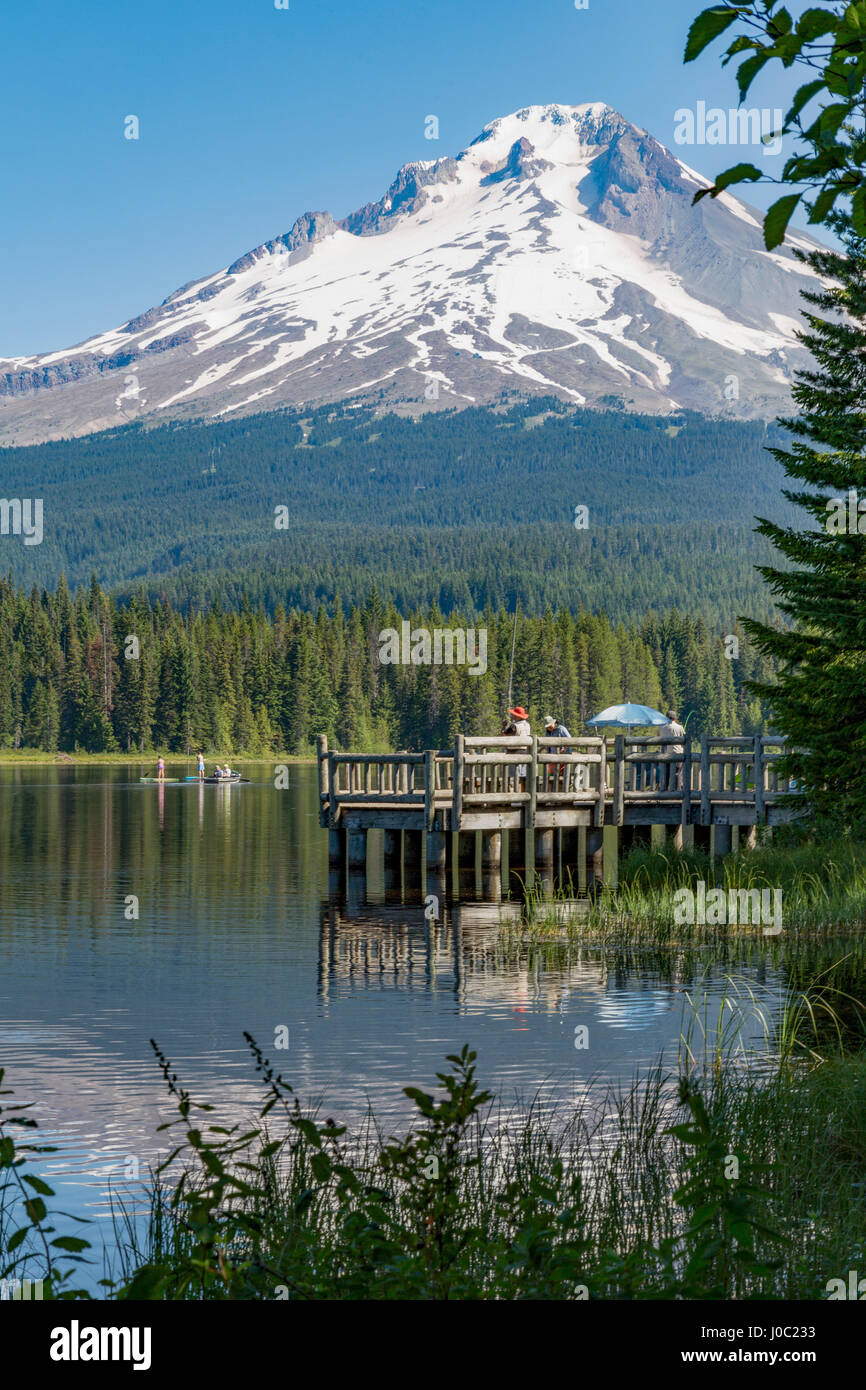 Pesca sul lago Trillium con Del Monte Cofano, parte della gamma a cascata, che si riflette nelle acque ancora, Oregon, Stati Uniti d'America Foto Stock