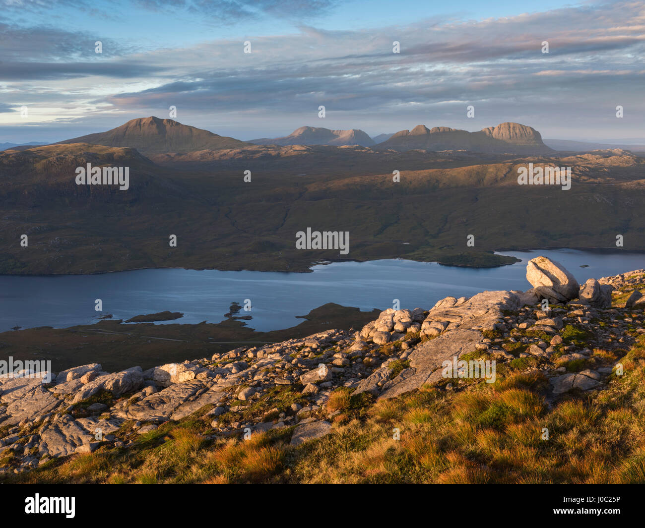 Una vista di fronte alle montagne di Assynt dalle pendici del Quinag, Sutherland, Highlands, Scotland, Regno Unito Foto Stock