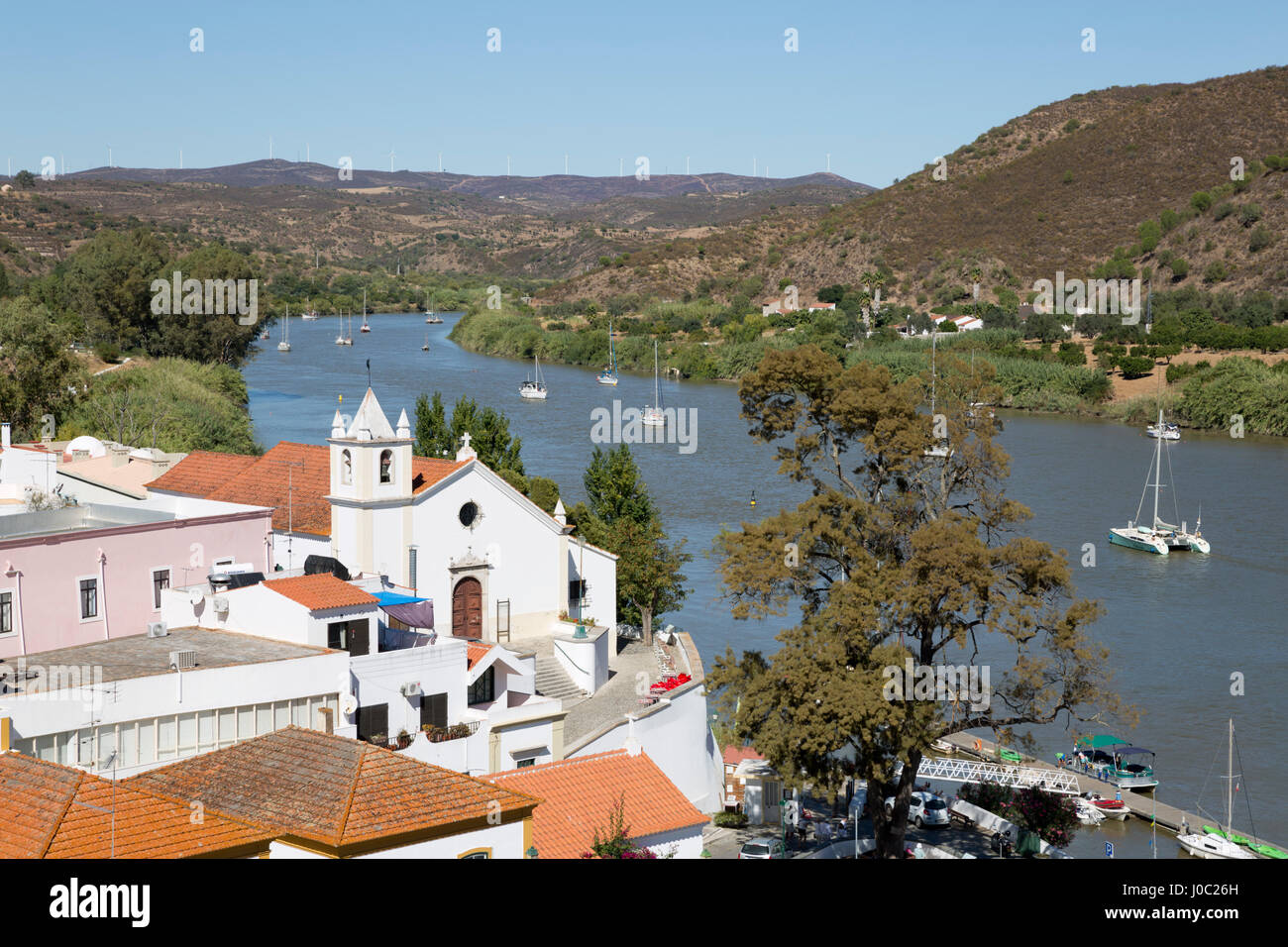 Vista sul villaggio imbiancate di Alcoutim sul Rio fiume Guadiana, Alcoutim, Algarve, PORTOGALLO Foto Stock