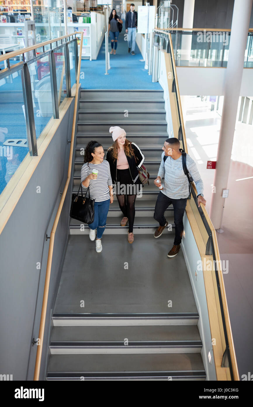 Gli studenti universitari andando giù per le scale Foto Stock