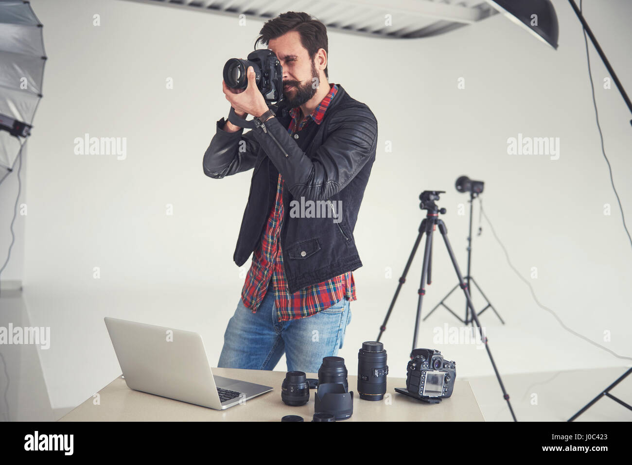 Fotografo maschio test di reflex digitale focus per studio foto Foto Stock