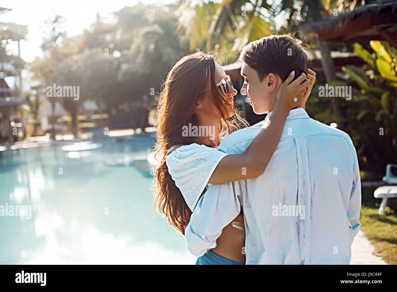 Romantico coppia giovane abbracciando a bordo piscina, Koh Samui, Thailandia Foto Stock