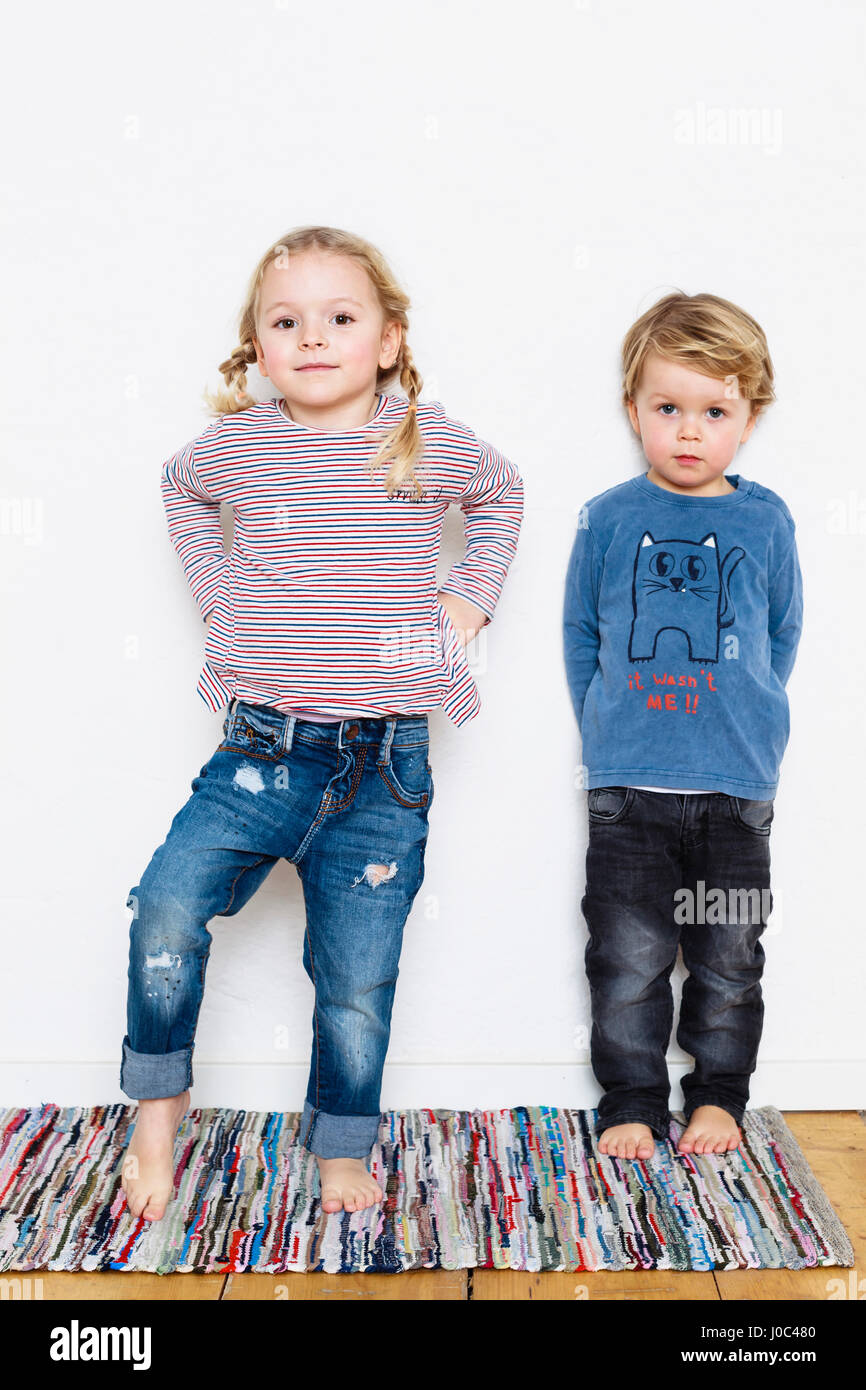 Ritratto di giovane ragazzo e una ragazza contro uno sfondo bianco Foto Stock