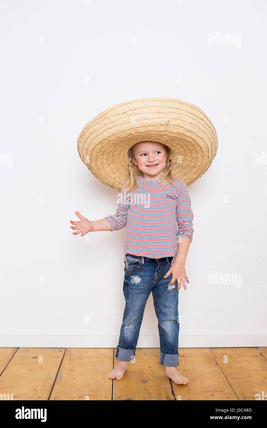 Ritratto di giovane ragazza che indossa sombrero Foto Stock