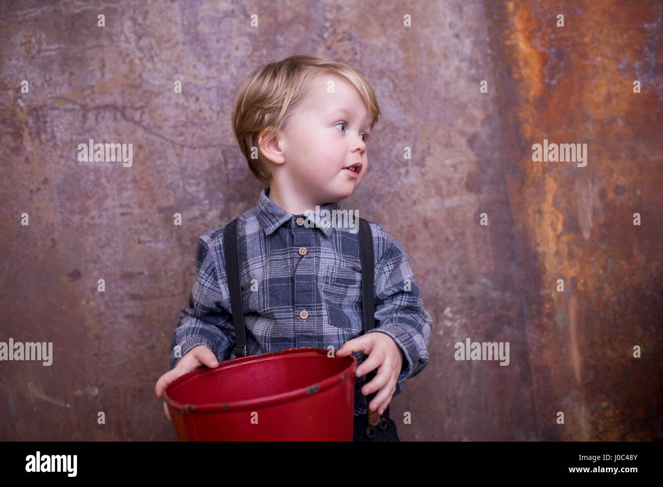 Ritratto di giovane ragazzo, tenendo megafono Foto Stock