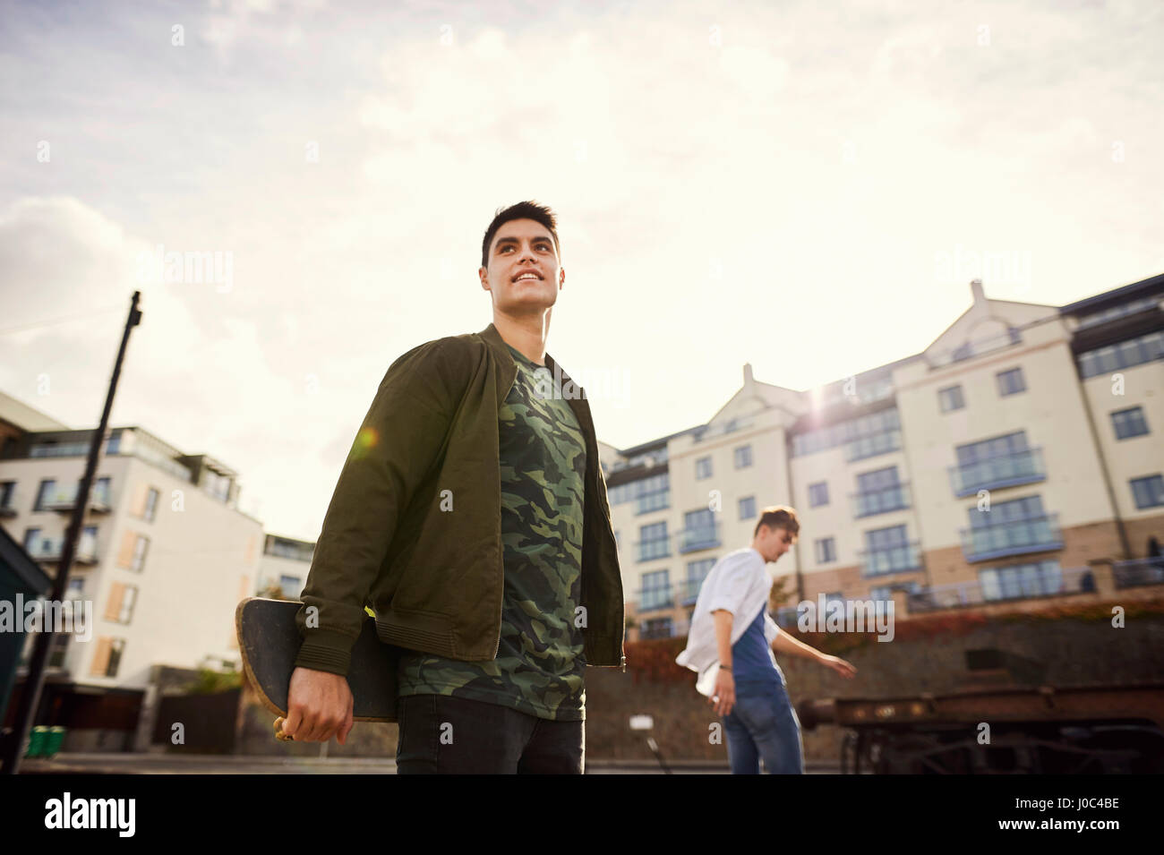 Due giovani uomini skateboarding in area urbana, Bristol, Regno Unito Foto Stock