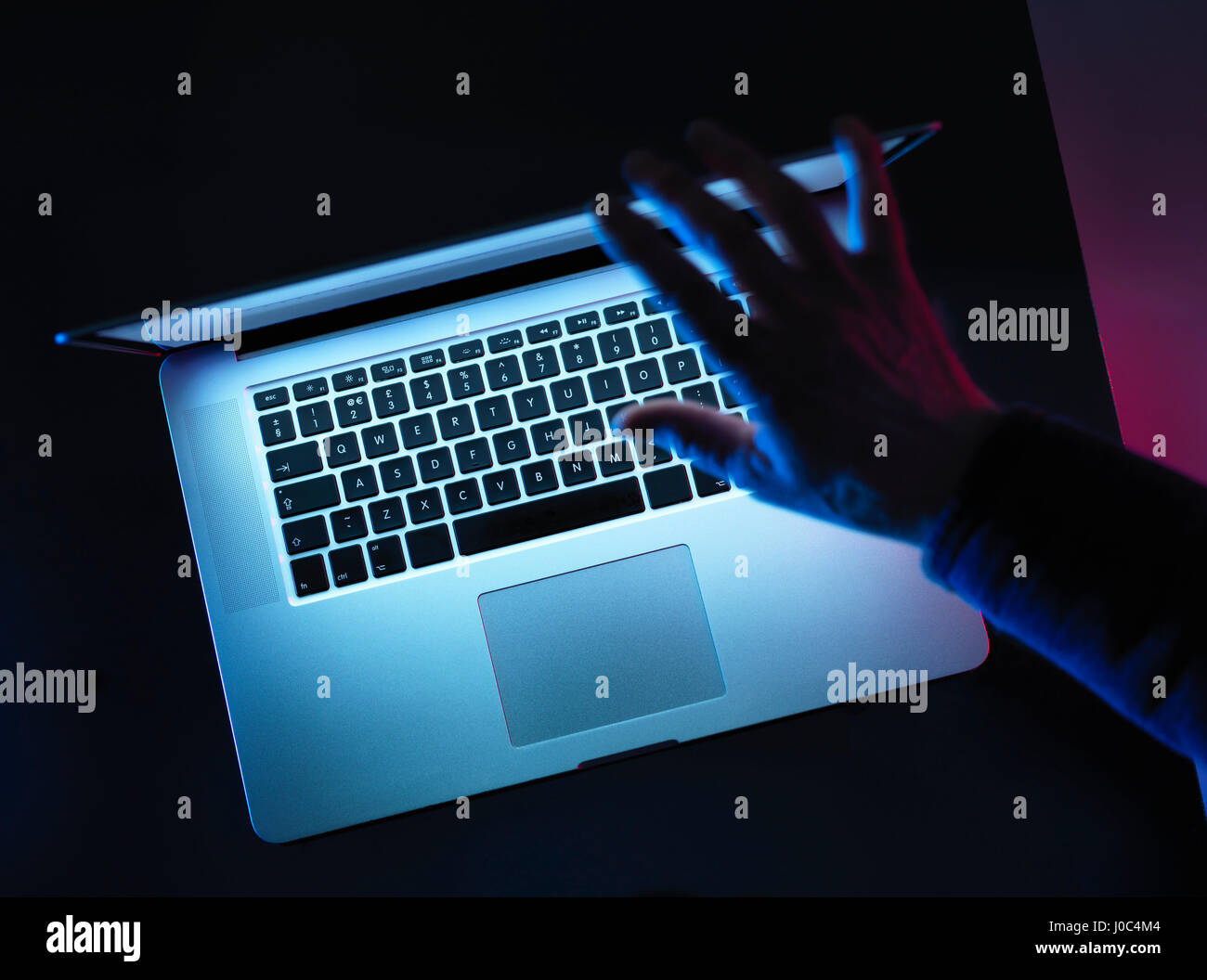 L'hacking, uomo di aprire il computer portatile Foto Stock