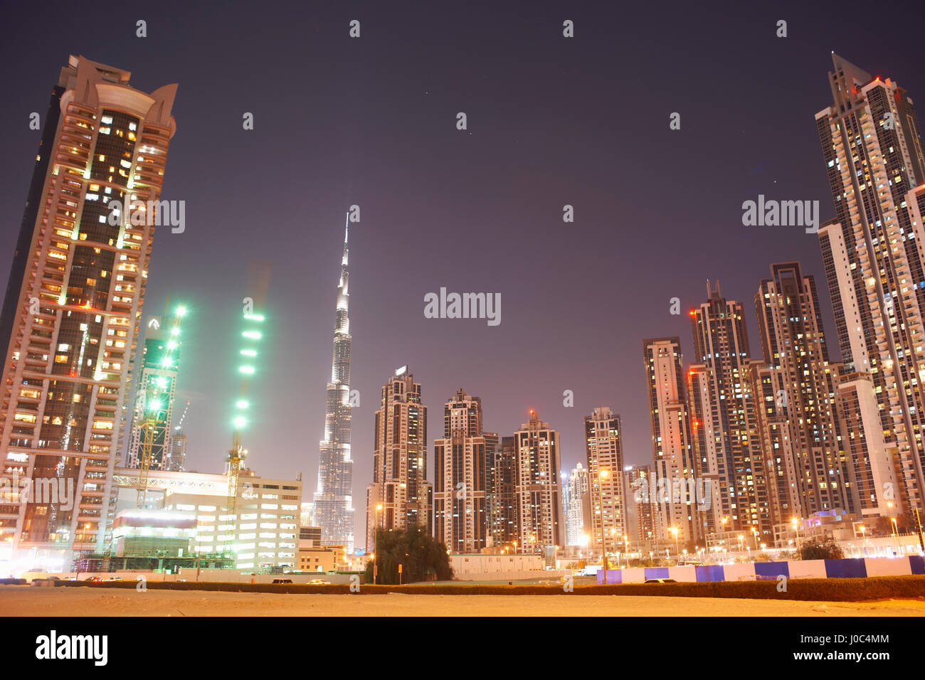 Paesaggio urbano di notte che mostra il Burj Khalifa in background, Dubai, UAE Foto Stock