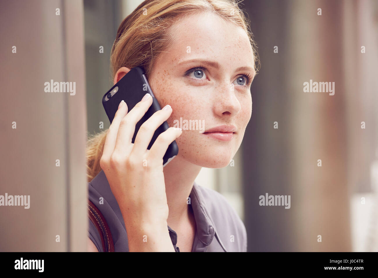 Donna che utilizza il telefono cellulare Foto Stock