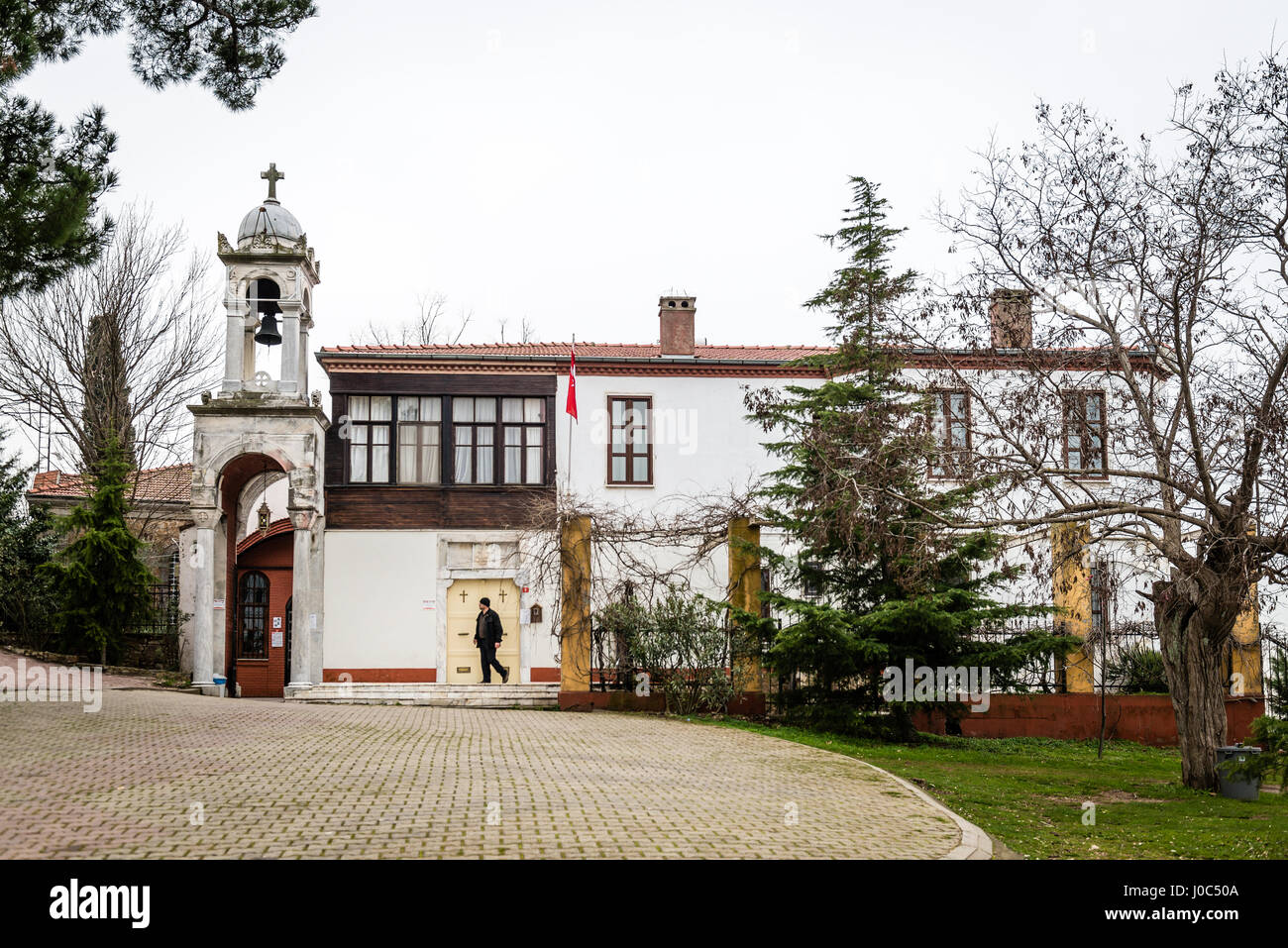 Buyukada, Turchia - 22 Gennaio 2017: l uomo è vsiting Aya Yorgi Chiesa a Buyukada che è la più grande isola di Isole dei Principi nei pressi di Istanbul. Foto Stock