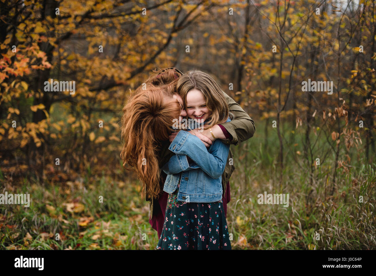 Madre e figlia abbracciando in zona boscosa, Lakefield, Ontario, Canada Foto Stock
