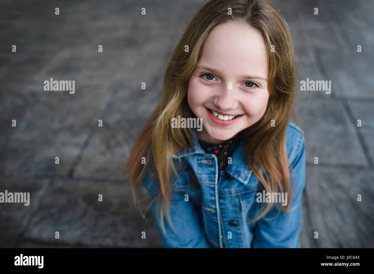 Giovane ragazza sorridente Foto Stock