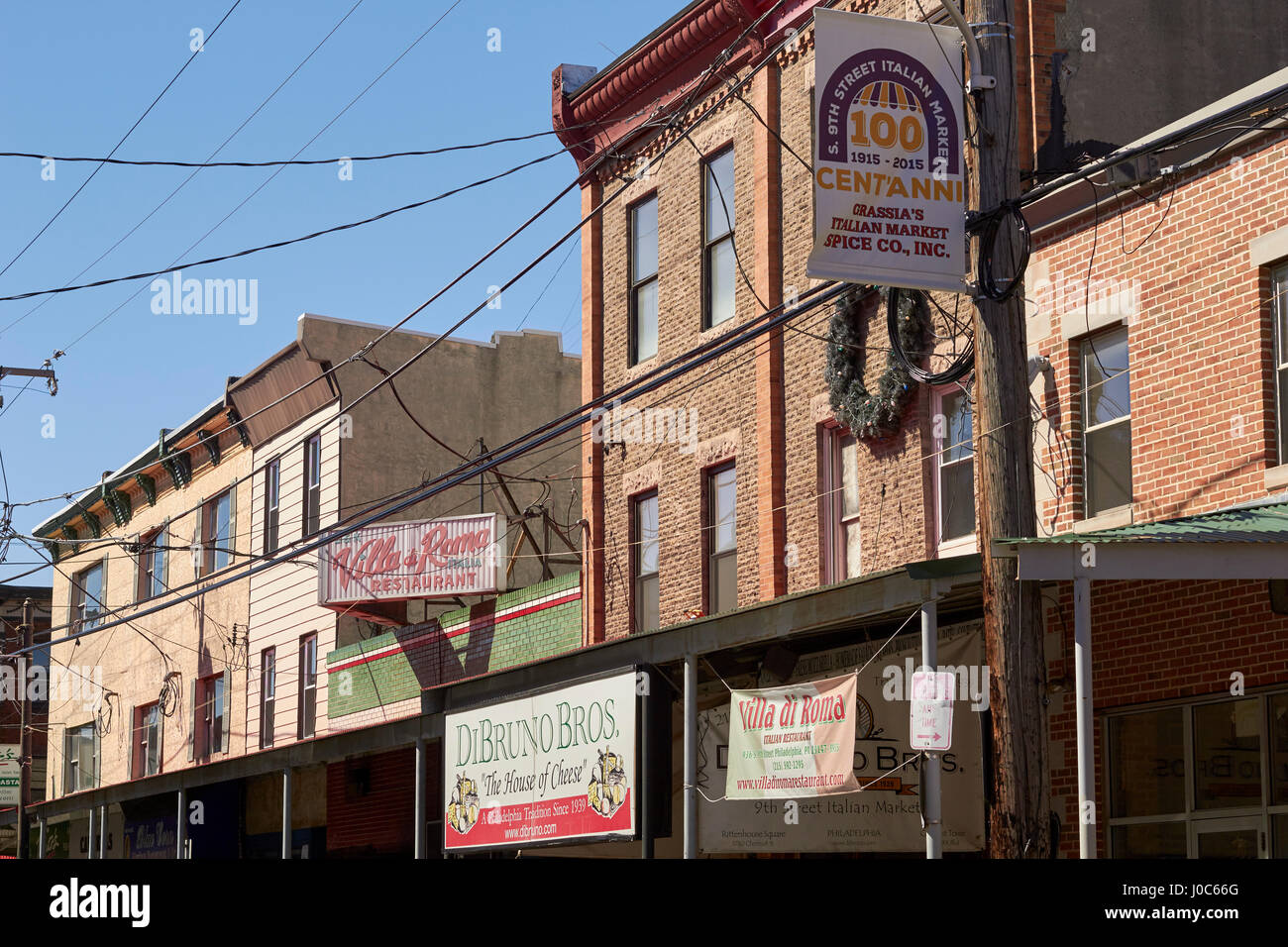 Edifici con il loro livello strada tende, mercato italiano, Philadelphia, PA, Stati Uniti d'America Foto Stock