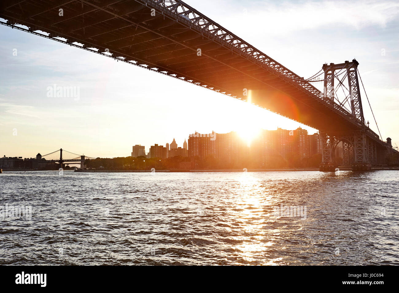 Vista di East River e Williamsburg Bridge, New York City, Stati Uniti d'America Foto Stock