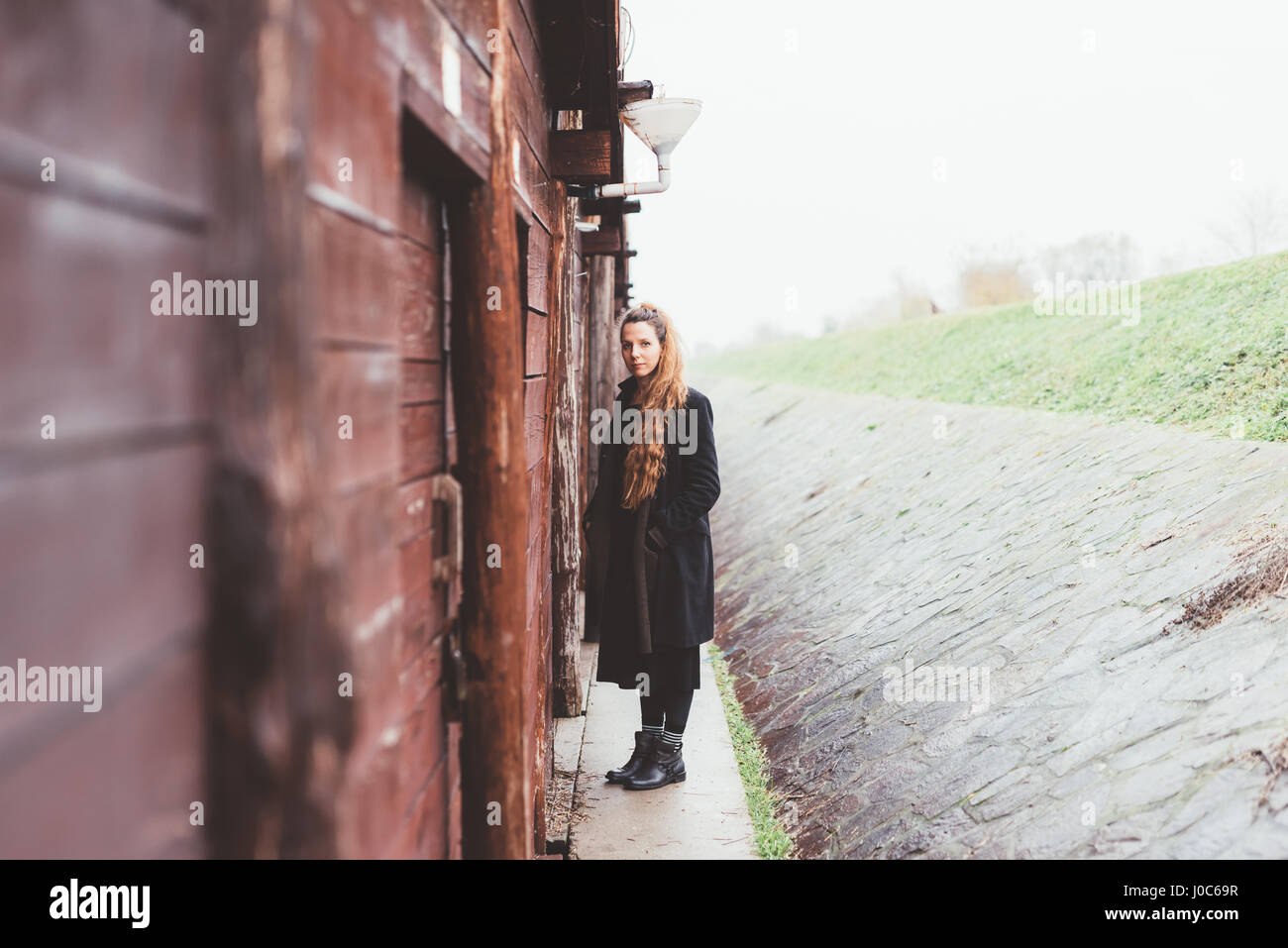 Ritratto di giovane donna di weathered hut Foto Stock