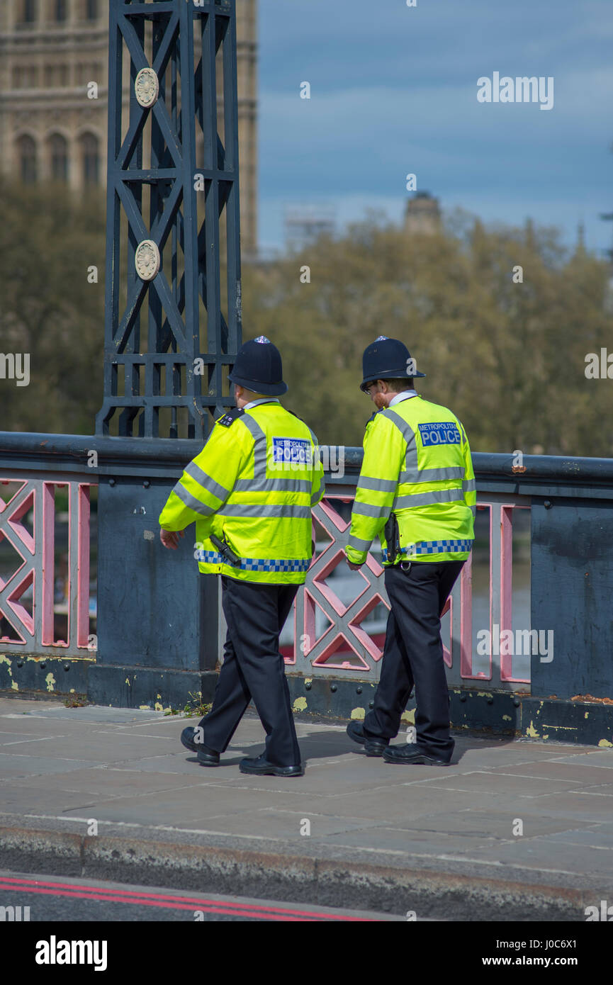 Metropolitan gli ufficiali di polizia a piedi lungo Lambeth Bridge di Londra indossando hi-viz canottiere. Credito: Malcolm Park Foto Stock Metropolitan gli ufficiali di polizia a piedi lungo Lambeth Bridge di Londra indossando hi-viz canottiere. Credito: Malcolm Park Foto Stock