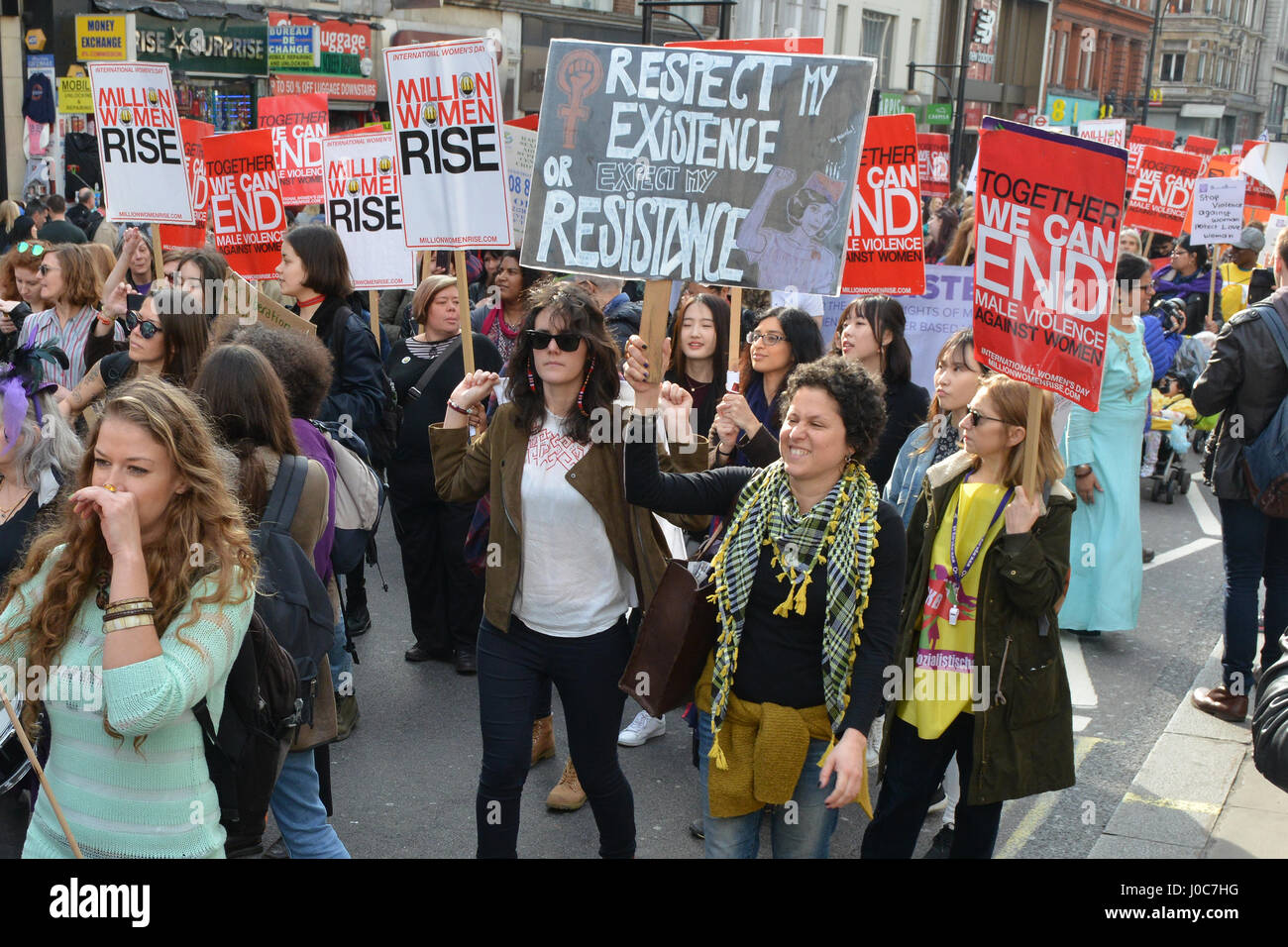 I sostenitori della campagna gruppo milioni di donne luogo prendere parte alla marcia annuale per Trafalgar Square contro la violenza maschile in tutte le sue forme dotate di: manifestanti dove: Londra, Regno Unito quando: 11 Mar 2017 Foto Stock