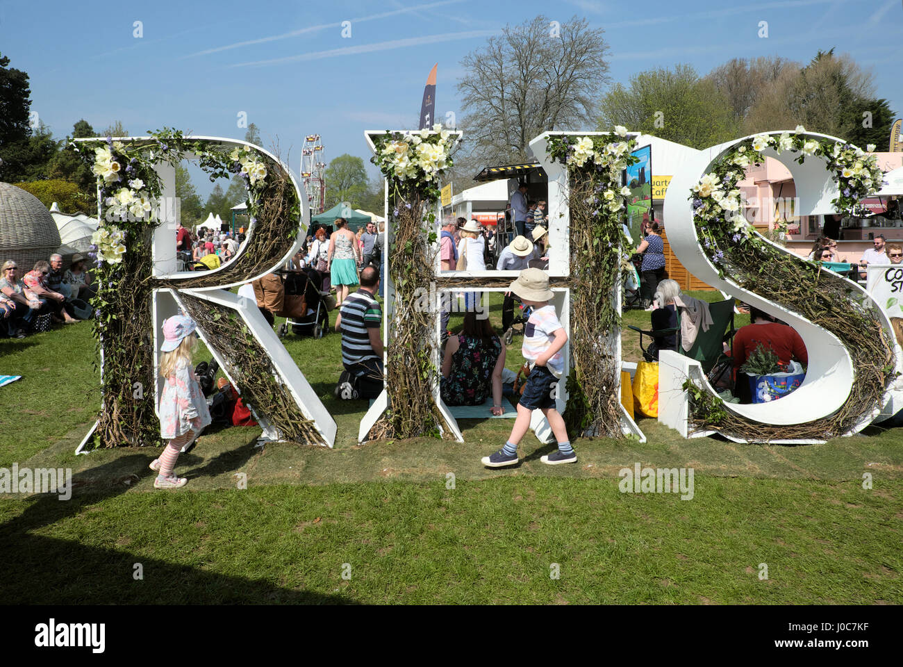 RHS lettere logo in primo inizio della primavera flower show in Glamorgan Cardiff Wales UK Aprile 2017 KATHY DEWITT Foto Stock