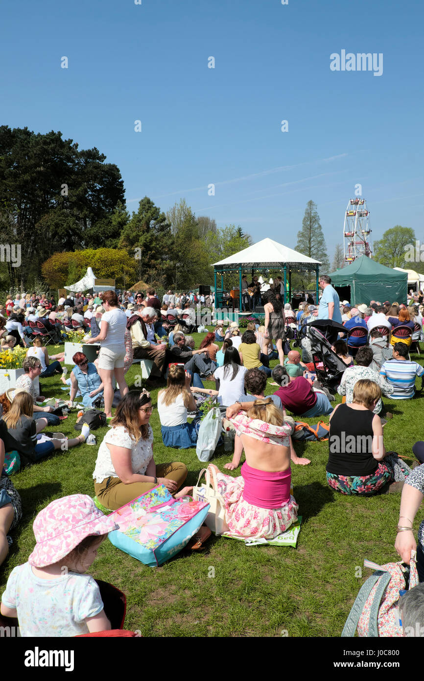 La folla di persone rilassarsi sul prato dal palco per spettacoli in Bute Park al primo RHS flower show dell'anno 2017 in Cardiff Wales UK KATHY DEWITT Foto Stock