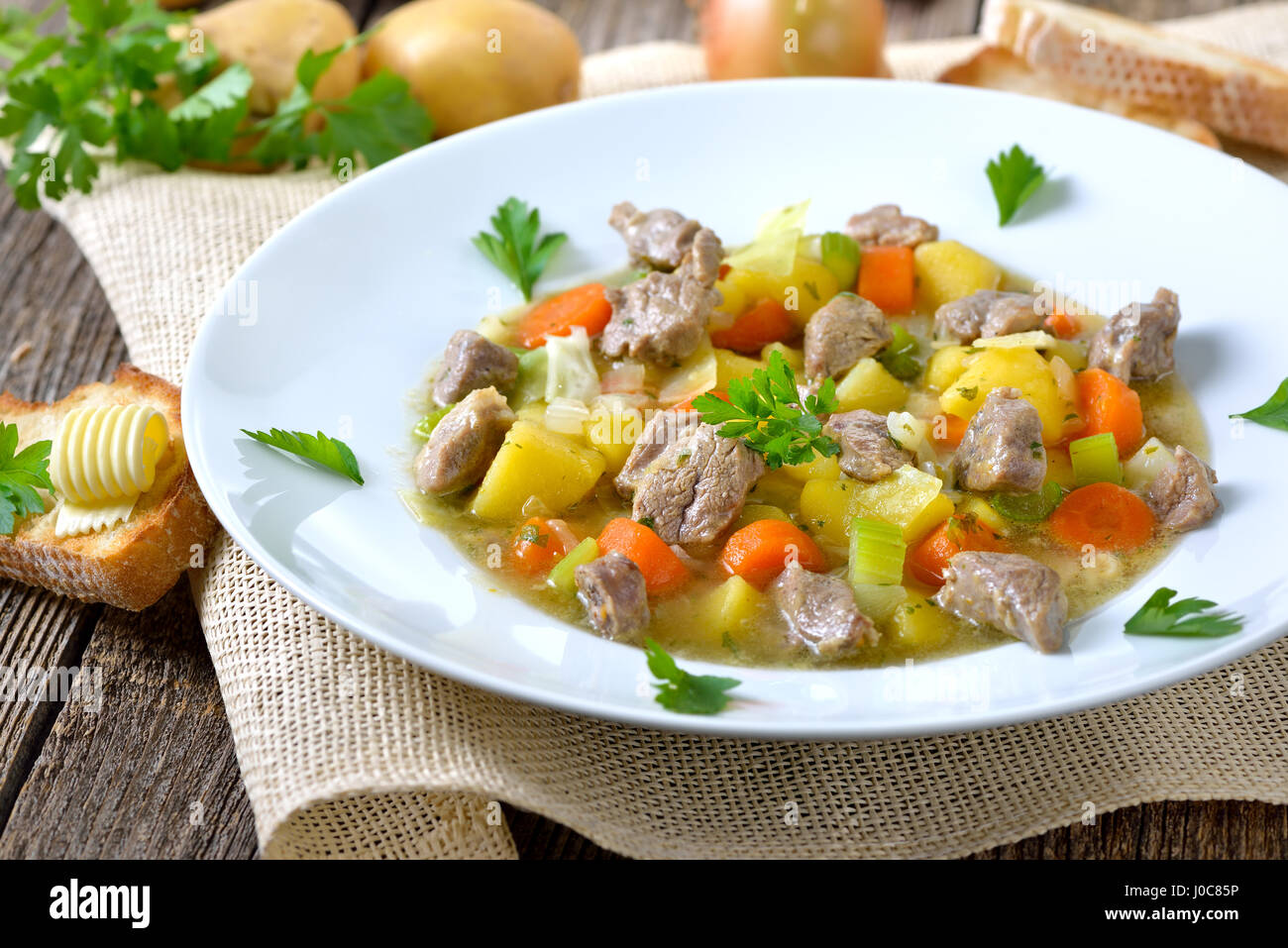 In casa e la lenta cottura stufato irlandese con carne di agnello e patate e altri ortaggi o legumi Foto Stock