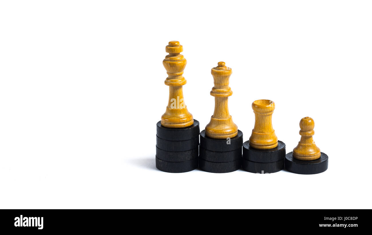 Figure di Scacchi su piccoli trucioli di legno - Concetto di progressione Foto Stock