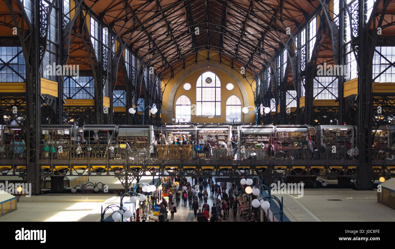 BUDAPEST, Ungheria, 25 marzo 2017 - Mercato Centrale, il più grande e il più antico mercato di Budapest, people shopping in background. Foto Stock