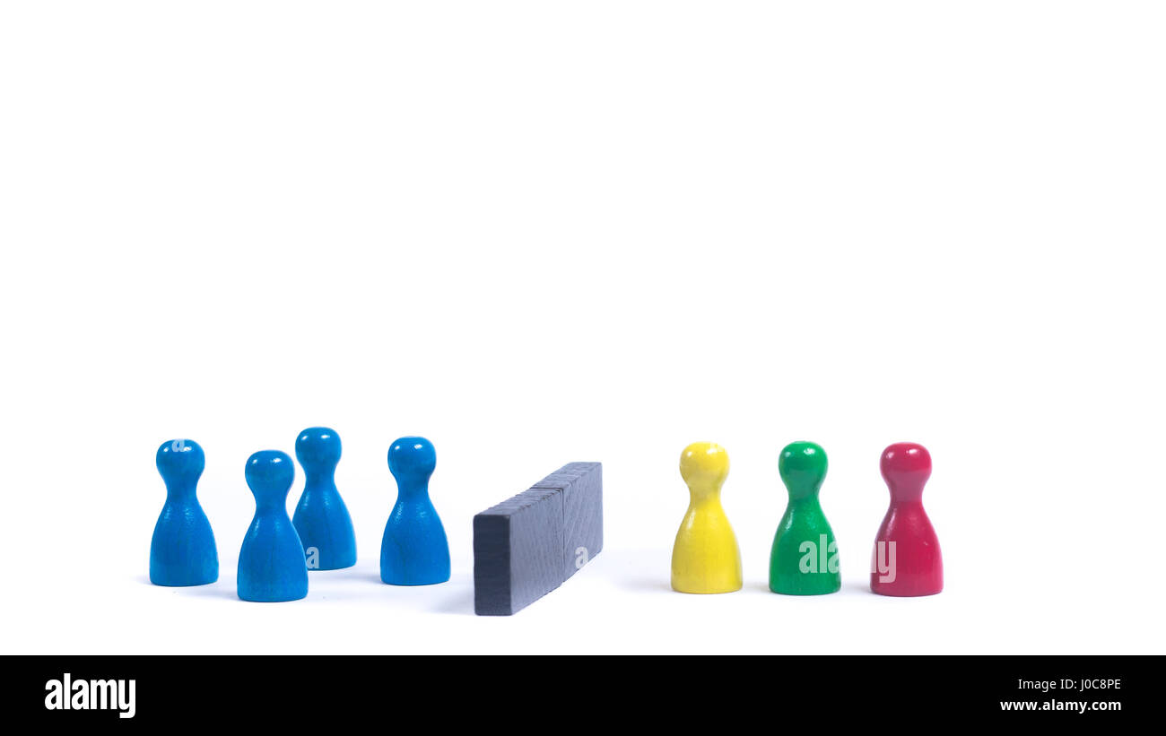 Gruppo di individui dalla stessa gara di bloccaggio sono fuori gli alieni Foto Stock