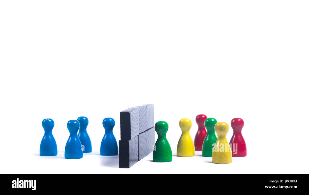Gruppo di individui dalla stessa gara sono la costruzione di una parete in modo da mantenere lo straniero fuori Foto Stock