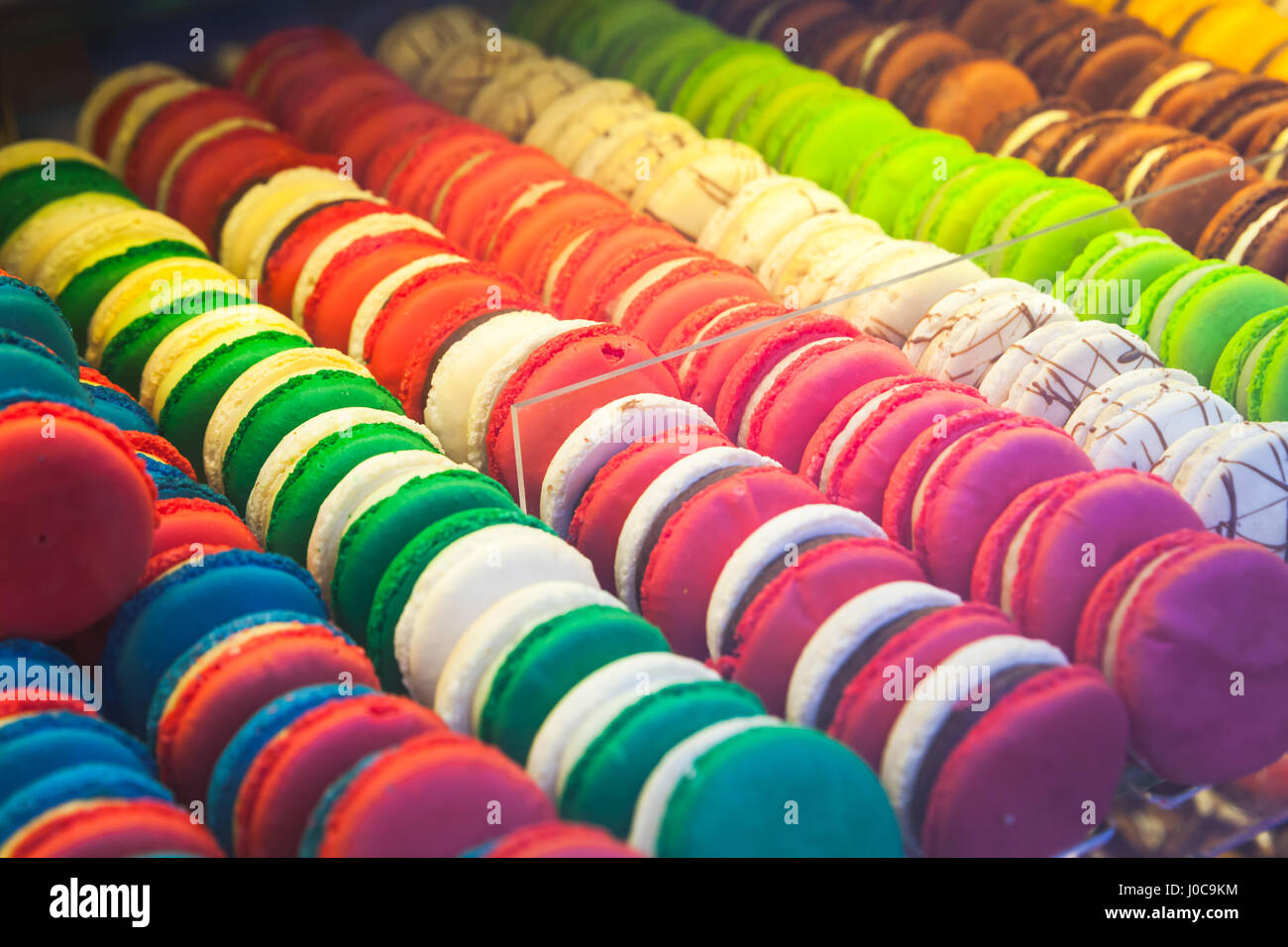 Assortimento di coloratissimi tradizionali macarons francese stabilisce in raow sul contatore di mercato Foto Stock