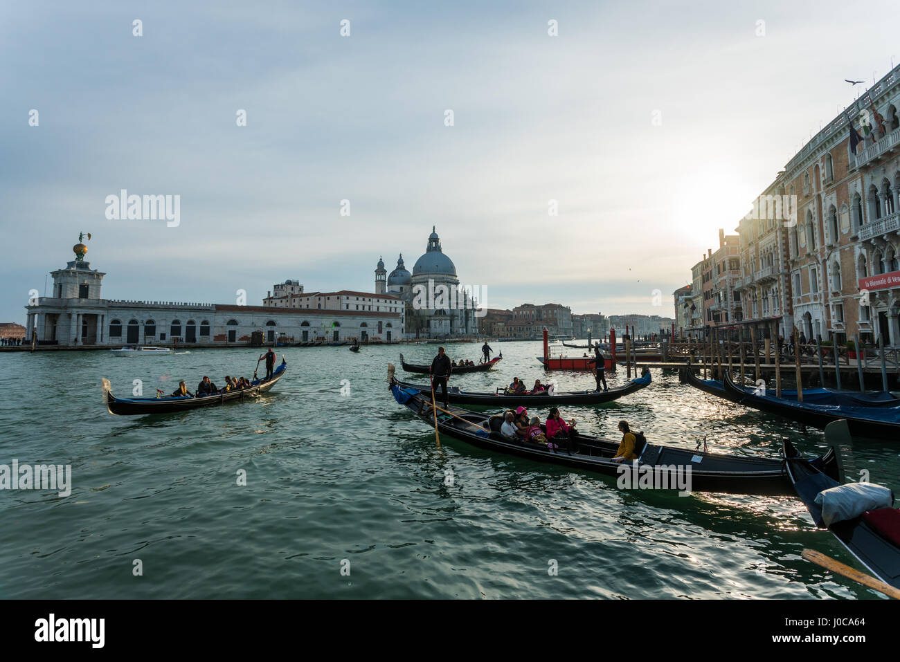 Gondole in Canal Grande con la Basilica di Santa Maria della Salute in background in Venezia, Italia Foto Stock