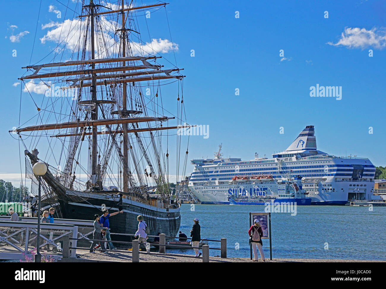 Il porto di Helsinki con tall ship e Silja Serenade cruiseferry. Foto Stock