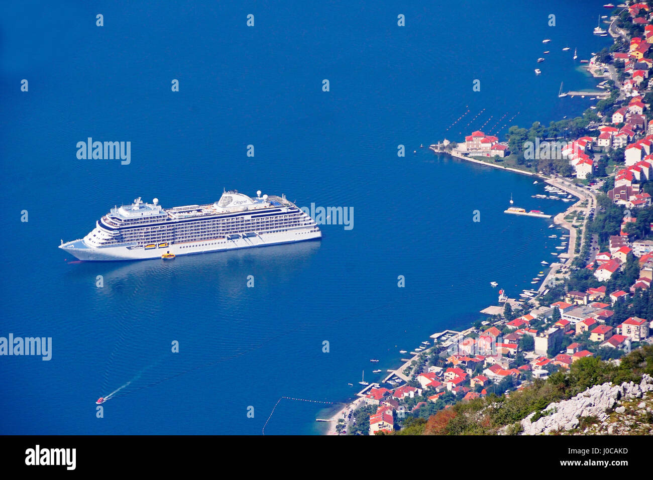 Regent's Seven Seas Explorer lussuosa nave da crociera nel porto di Baia di Kotor, Montenegro. Foto Stock