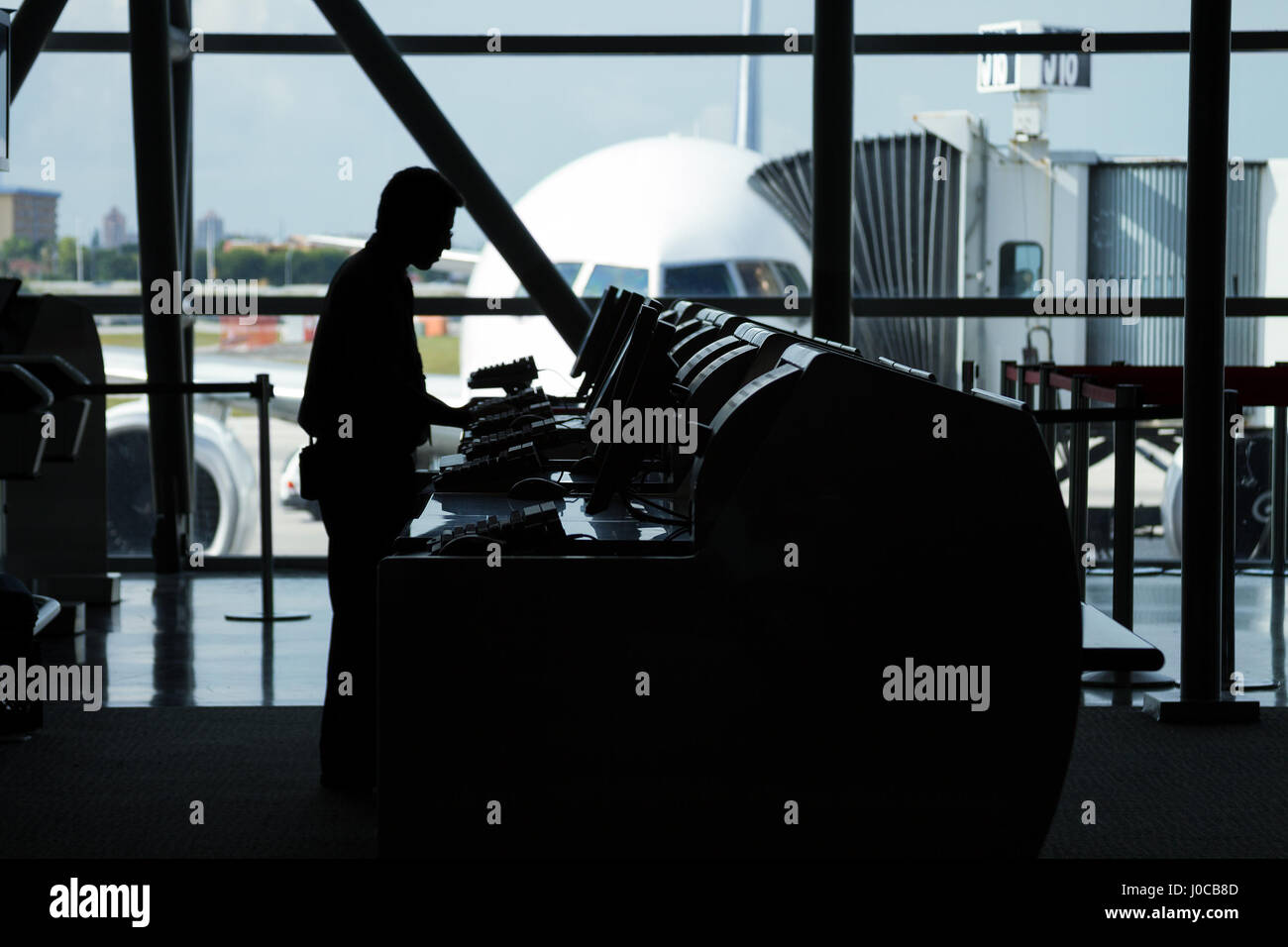 Porta di aeroporto con irriconoscibile silhouette uomo Foto Stock