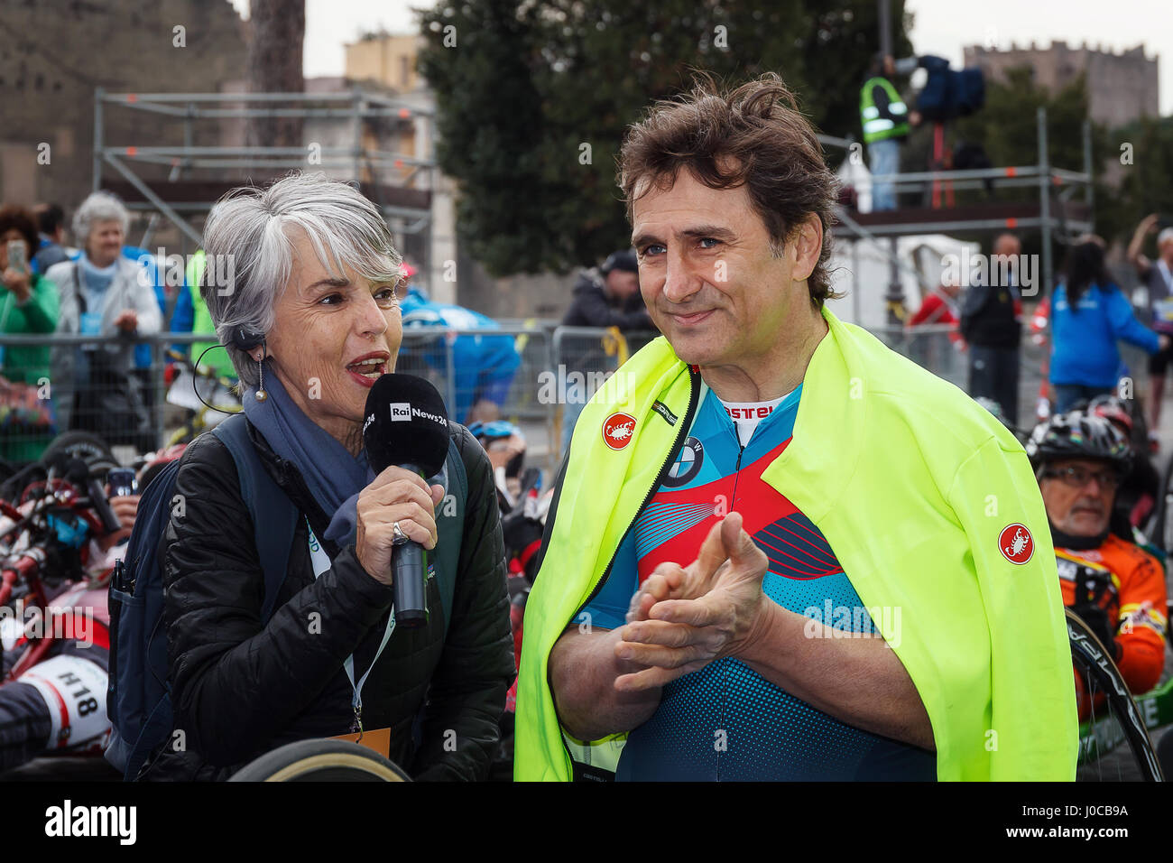 Roma, Italia - 2 Aprile, 2017: Alex Zanardi è il vincitore della mano bike race di 23 Maratona di Roma. Zanardi è intervistato poco prima della partenza. Foto Stock