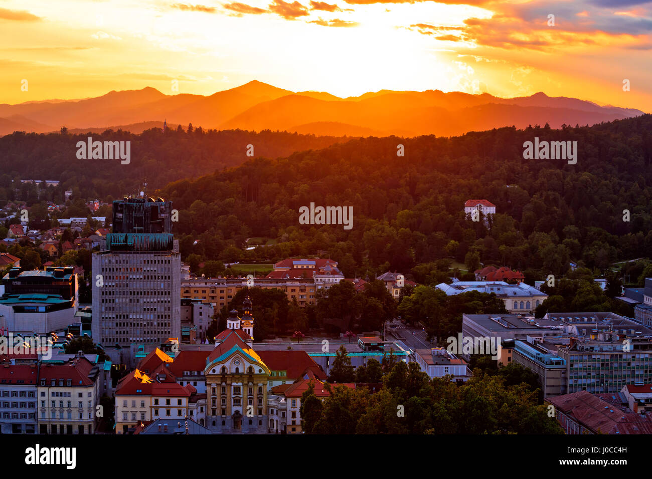 Tramonto al di sopra di Ljubljana con lo sfondo delle montagne vista aerea, capitale della Slovenia Foto Stock
