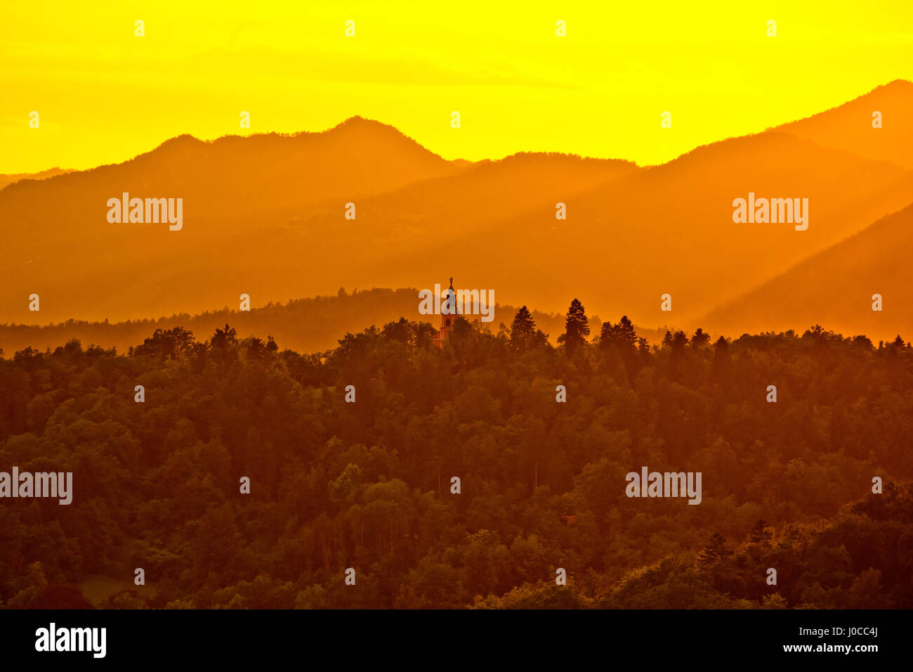 Colline sopra Lubiana a giallo tramonto, capitale della Slovenia Foto Stock