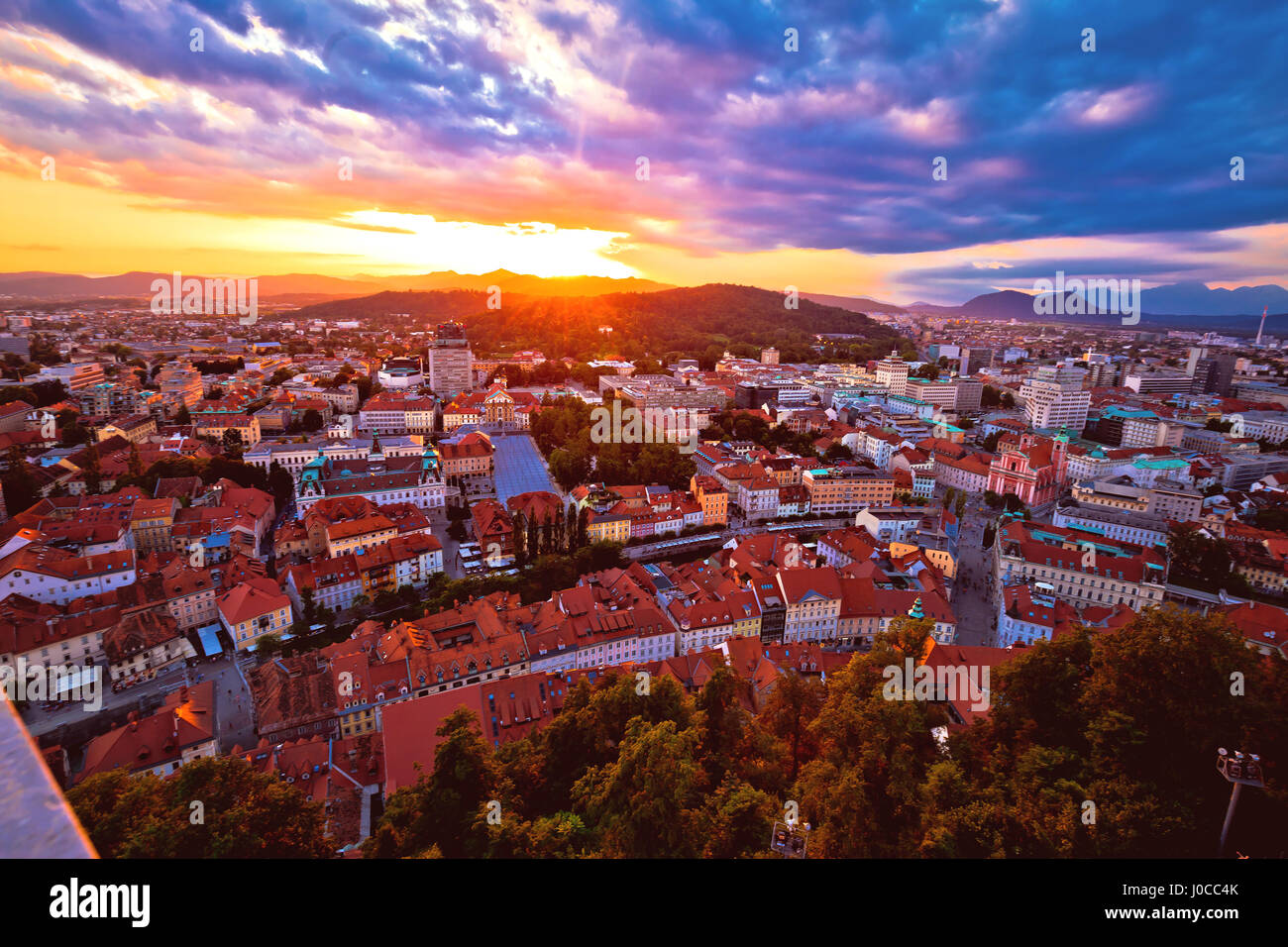 Tramonto al di sopra di Ljubljana vista aerea, capitale della Slovenia Foto Stock